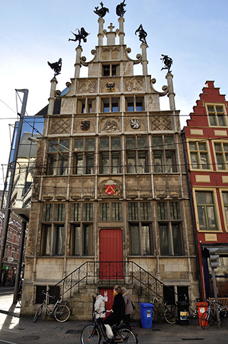 Metselaarhuis - κάτω από αυτό το κτίριο βρίσκεται η μασονική στοά