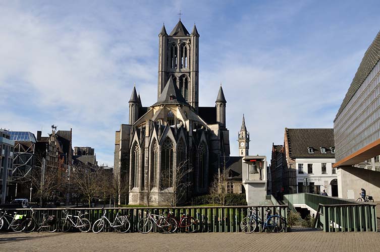 Η εκκλησία του Αγίου Νικολάου από άλλη γωνία.