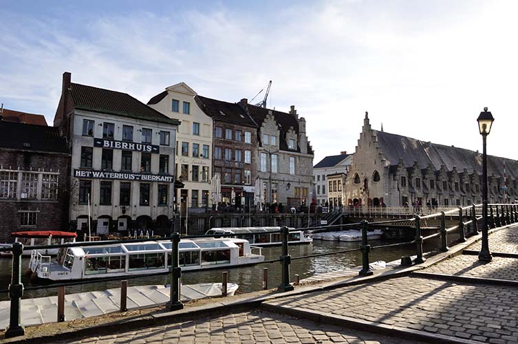 Στο βάθος η παλιά κρεαταγορά...τώρα έχει μέσα εστιατόριο...