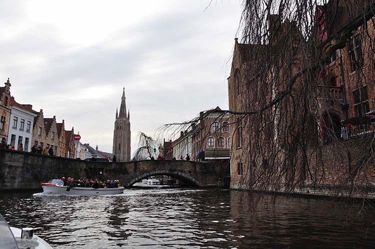 Στο βάθος η εκκλησία Onze Lieve Vrouw Brugge