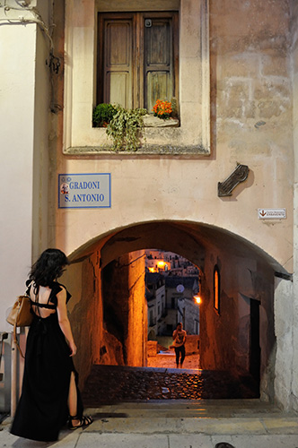 Κάπου οδηγεί αυτή η στοά