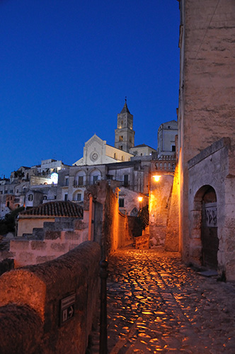 Στα καλντερίμια της Ματέρα τη νύχτα