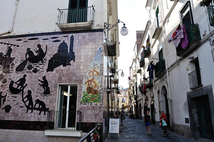 Vietri sul Mare, γνωστό για τα κεραμικά και υαλικά του.