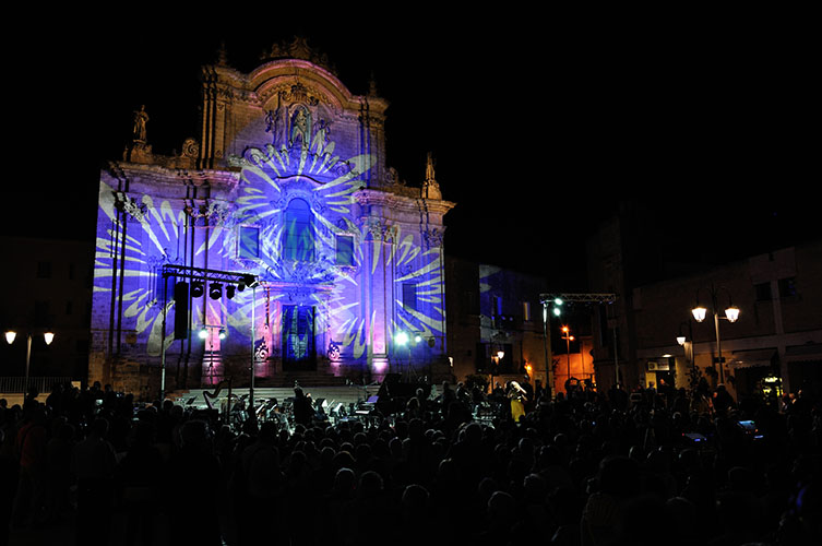 Και ξάφνου πέσαμε σε αυτήν την τέλεια συναυλία της ορχήστρας του Λουκάνο