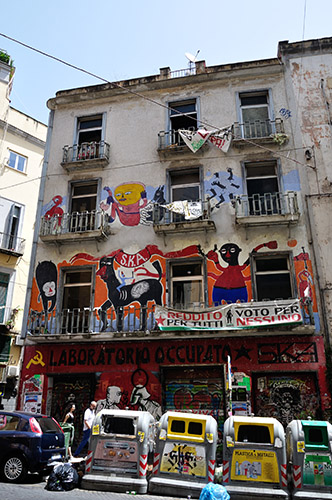 Και να που φτάσαμε στη Νάπολι...κατάληψη και εδώ όπως στην Ελλάδα...