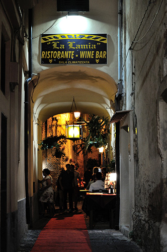 Η πόλη κλασσικά απαρτίζεται από δαιδαλώδη σοκάκια που το βράδυ αποκτούν ζωή!