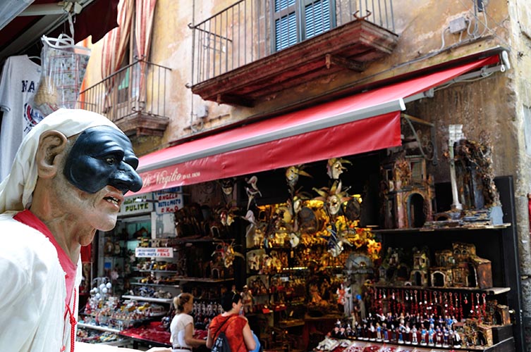 Κάπου μέσα στα στενά σοκάκια της Napoli