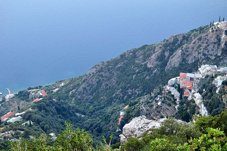 Θέα καθώς ανεβαίναμε. Γαντζωμένα στα βράχια τα μοναστήρια.