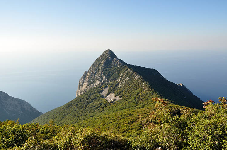 Επιβλητικό τοπίο. Να μια κορυφή που αξίζει να ανέβω την επόμενη φορά που θα επισκεφτώ το Όρος