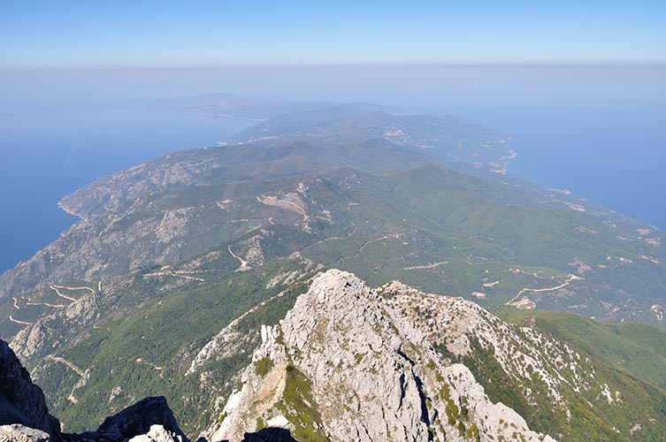 Πανοραμική θέα από την κορυφή. Όλη η χερσόνησος μπροστά μας.