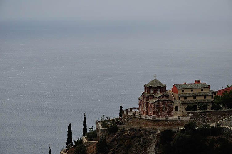 Η άλλη μέρα ξημέρωσε μουντή και γκρίζα. Παρόλα αυτά, το εκκλησάκι ήταν κουκλίστικο!