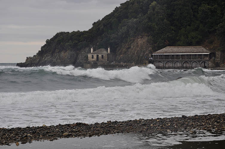 Κάπου σε εκείνο το σημείο λέγεται ότι ξεβράστηκε η εικόνα της Παναγίας Πορταϊτισσας.