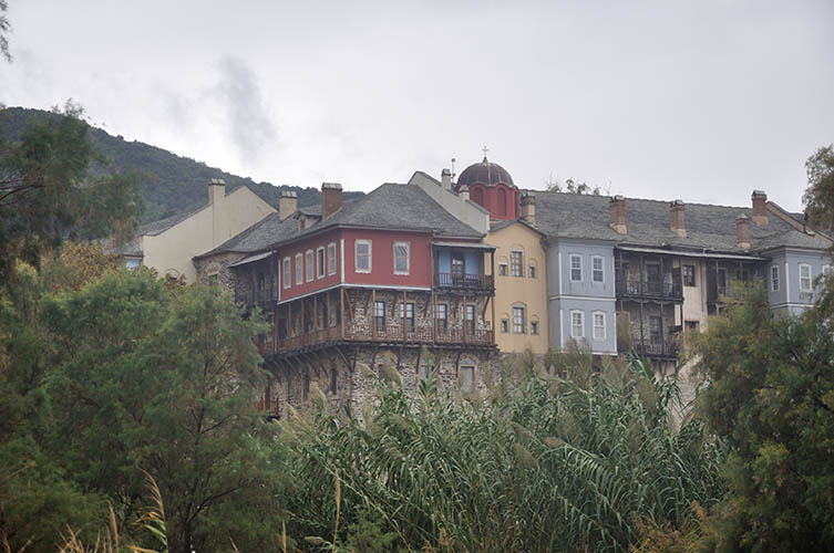 Η Μονή Ιβήρων από άλλη γωνία.