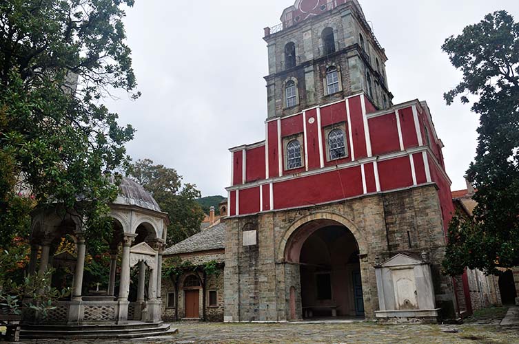 Εντός της Μονής Ιβήρων.