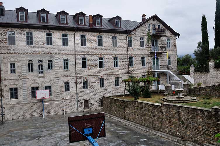 Η Αθωνιάδα Ακαδημία. Πραγματικά δεν ήξερα ότι λειτουργεί σχολείο μέσης εκπαίδευσης εντός του Όρους!