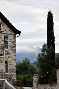 Η Αθωνιάδα Ακαδημία και στο βάθος η κορυφή του όρους Άθως.