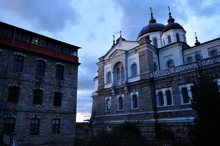 Η Μονή του Αγίου Ανδρέα καθώς η μέρα ξεκινά.