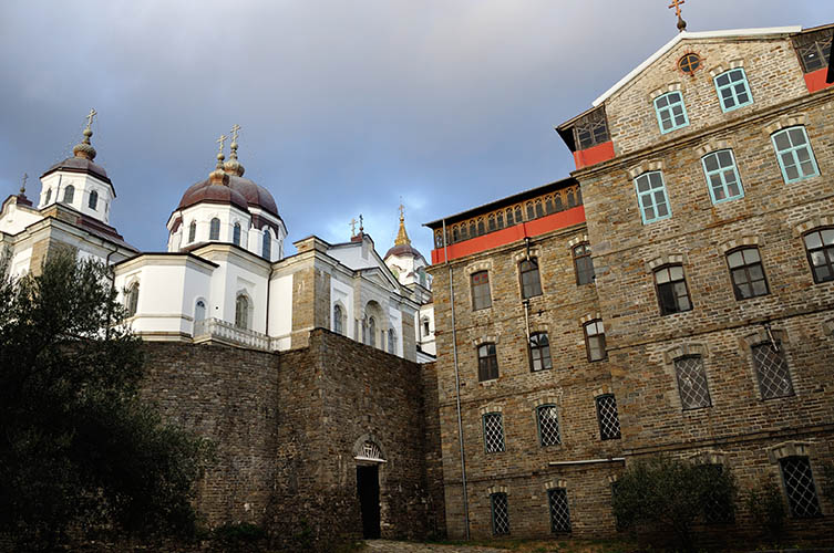 Εντός του συμπλέγματος της Μονής του Αγίου Ανδρέα.