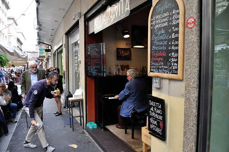 Τρως το panino σου, ακούς και πιάνο ζωντανά!