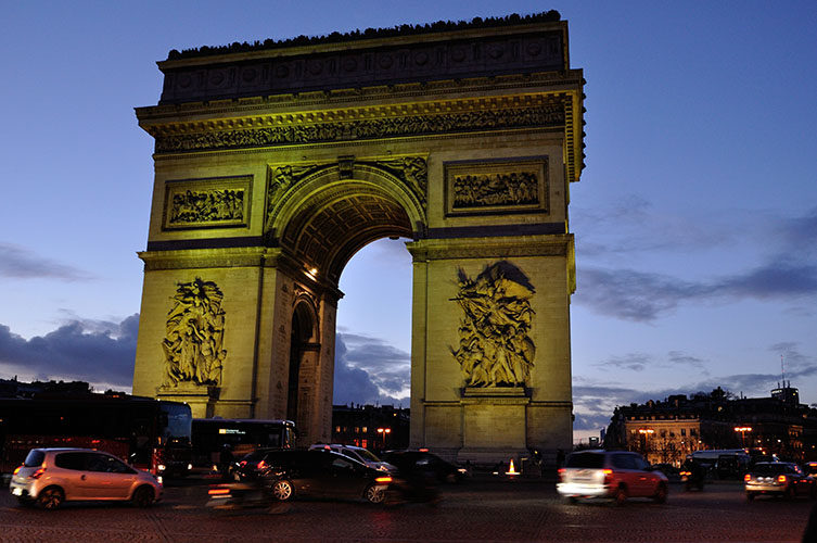 Δημοκρατία, επανάσταση, ελευθερία, τυριά, μπαγκέτες, κρασί, τέχνες και μία νύχτα στο σπίτι του Βαγγέλη Παπαθανασίου ή αλλιώς όταν ένα ταξίδι στην Γαλλία ξεπερνά κάθε προσδοκία!