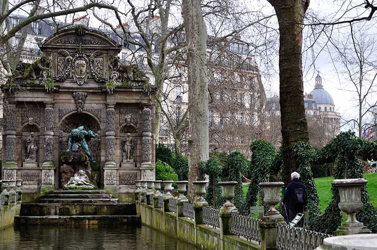 Δημοκρατία, επανάσταση, ελευθερία, τυριά, μπαγκέτες, κρασί, τέχνες και μία νύχτα στο σπίτι του Βαγγέλη Παπαθανασίου ή αλλιώς όταν ένα ταξίδι στην Γαλλία ξεπερνά κάθε προσδοκία!