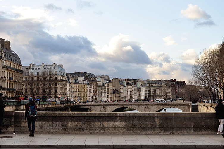 Δημοκρατία, επανάσταση, ελευθερία, τυριά, μπαγκέτες, κρασί, τέχνες και μία νύχτα στο σπίτι του Βαγγέλη Παπαθανασίου ή αλλιώς όταν ένα ταξίδι στην Γαλλία ξεπερνά κάθε προσδοκία!