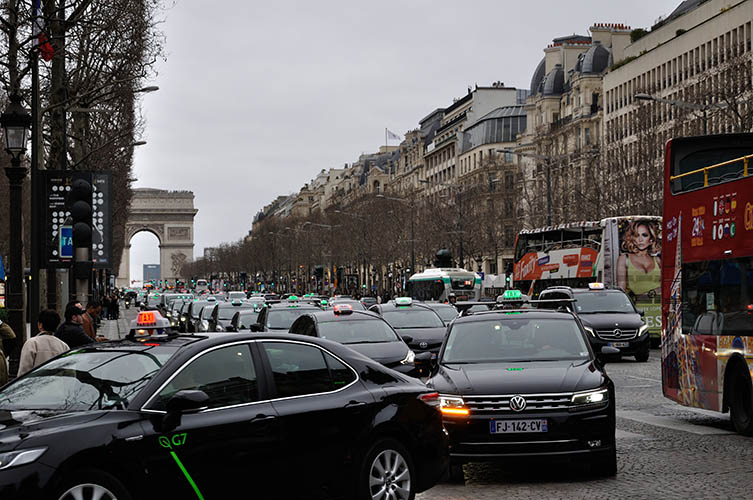 Τόσα ταξί πια;;; Champs Elysees