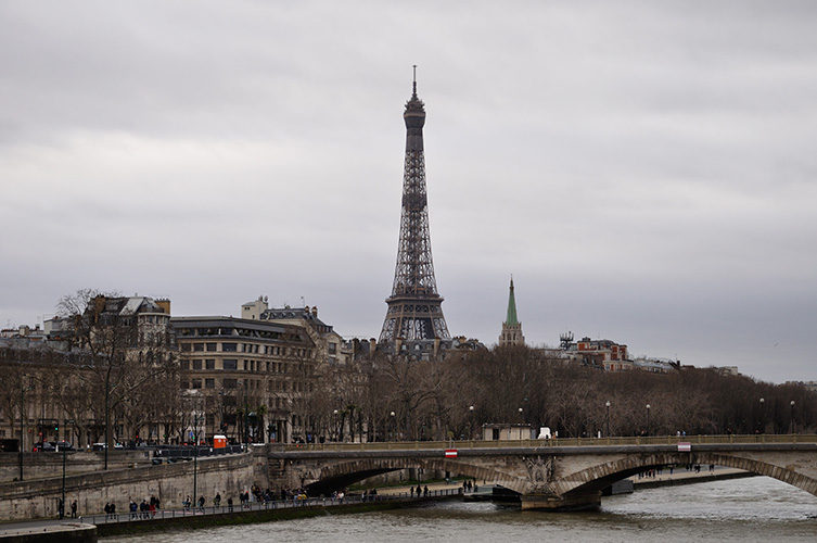 Δημοκρατία, επανάσταση, ελευθερία, τυριά, μπαγκέτες, κρασί, τέχνες και μία νύχτα στο σπίτι του Βαγγέλη Παπαθανασίου ή αλλιώς όταν ένα ταξίδι στην Γαλλία ξεπερνά κάθε προσδοκία!