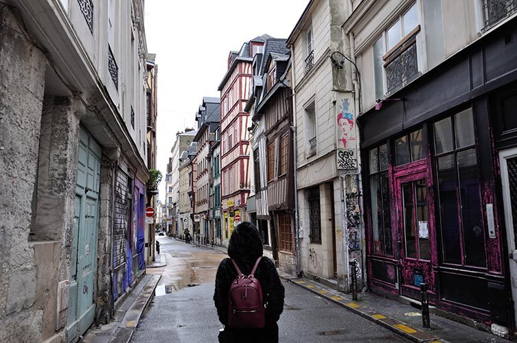 Δημοκρατία, επανάσταση, ελευθερία, τυριά, μπαγκέτες, κρασί, τέχνες και μία νύχτα στο σπίτι του Βαγγέλη Παπαθανασίου ή αλλιώς όταν ένα ταξίδι στην Γαλλία ξεπερνά κάθε προσδοκία!