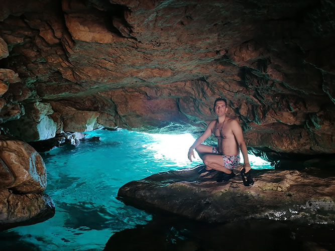 Η σπηλιά στα Καλαδάκια