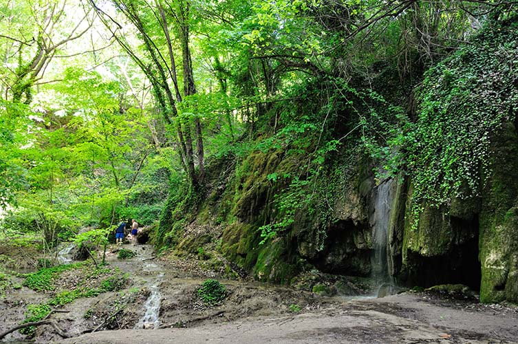 Πικ νικ στους καταρράκτες του Σκρα και στη Γαλάζια λίμνη