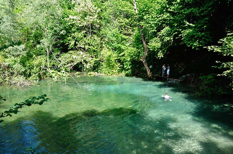 Πικ νικ στους καταρράκτες του Σκρα και στη Γαλάζια λίμνη